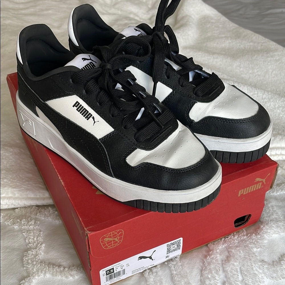 Puma Black and White Sneakers Sleek Design